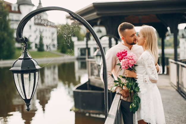 Lindo casal passa o tempo em um jardim de verão