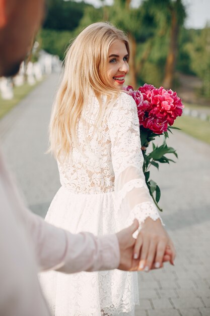 Lindo casal passa o tempo em um jardim de verão