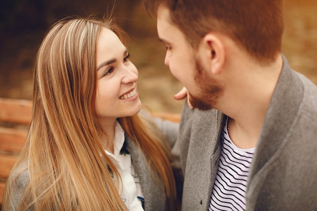 Lindo casal passa o tempo em um parque de outono