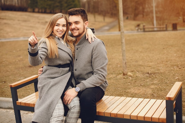 Lindo casal passa o tempo em um parque de outono