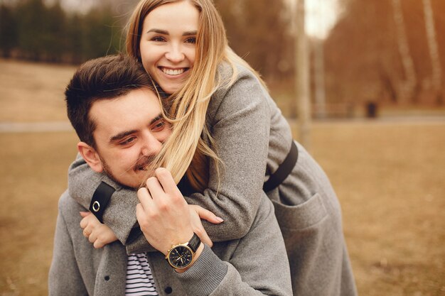 Lindo casal passa o tempo em um parque de outono