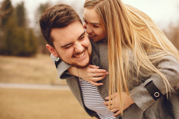 Lindo casal passa o tempo em um parque de outono