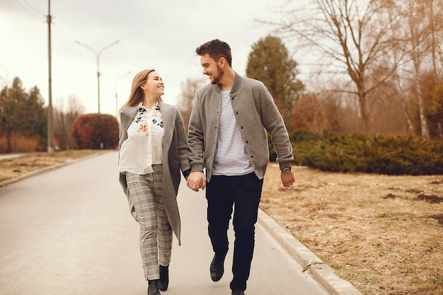 Lindo casal passa o tempo em um parque de outono