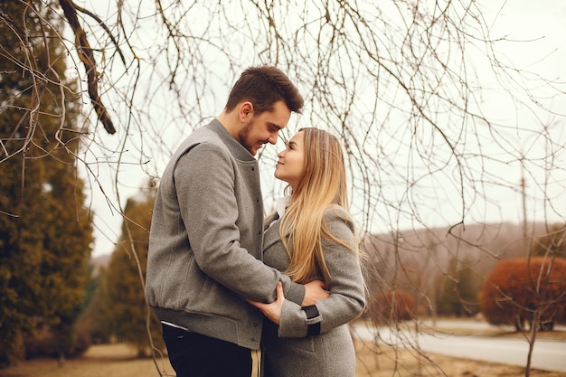 Lindo casal passa o tempo em um parque de outono