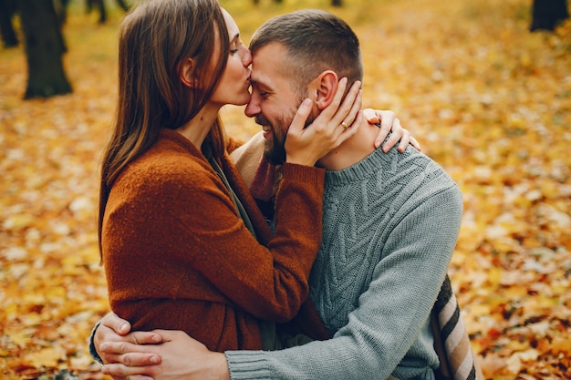 Lindo casal passa o tempo em um parque de outono