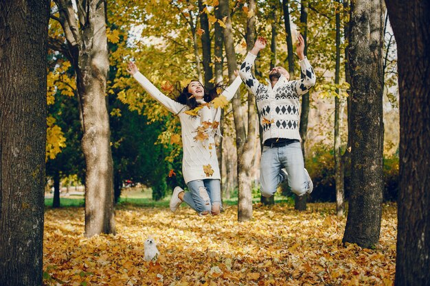 Lindo casal passa o tempo em um parque de outono