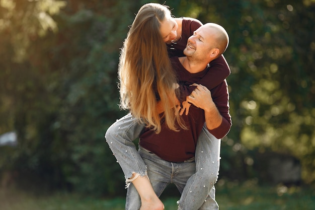 Foto grátis lindo casal passa o tempo em um parque de outono