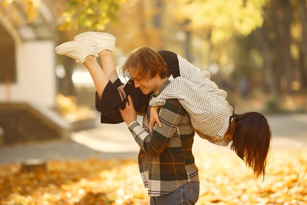 Lindo casal passa o tempo em um parque de outono