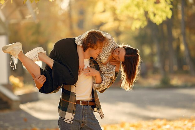 Lindo casal passa o tempo em um parque de outono