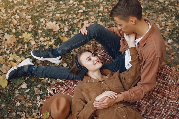 Lindo casal passa o tempo em um parque de outono