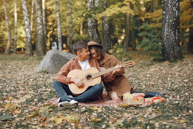 Lindo casal passa o tempo em um parque de outono