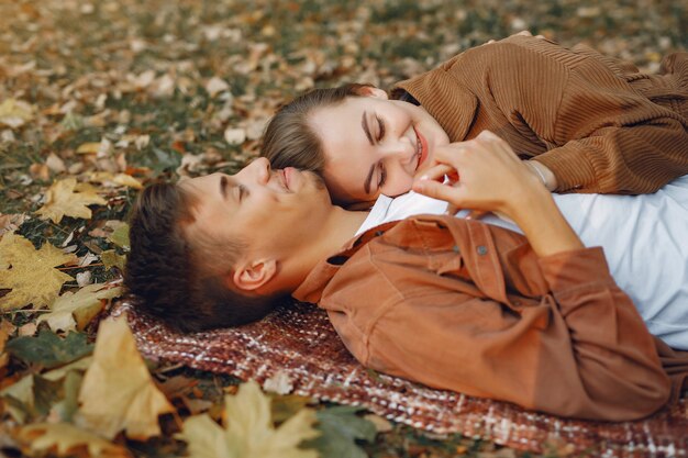 Lindo casal passa o tempo em um parque de outono