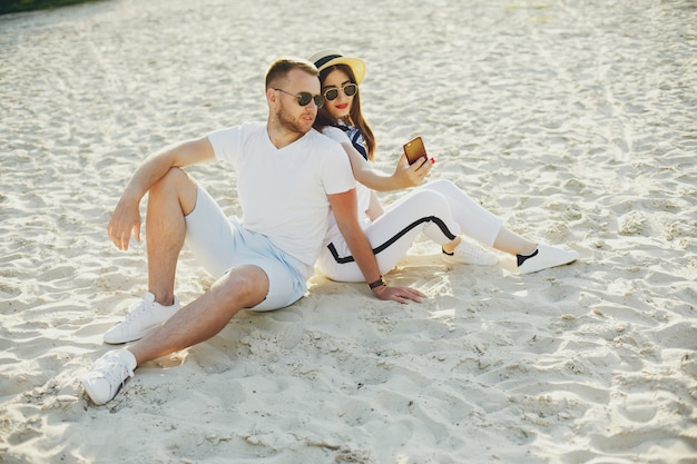 Lindo casal passa o tempo em um parque de verão