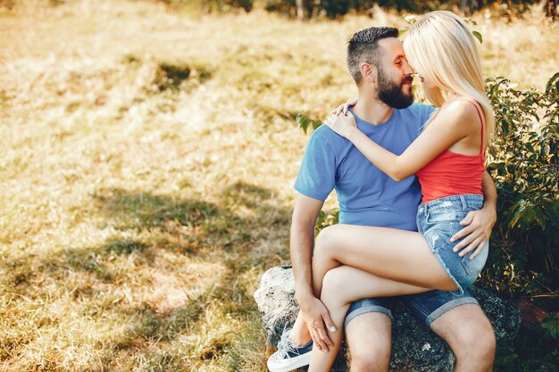 Lindo casal passa o tempo em um parque de verão