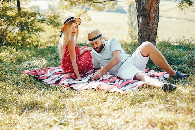 Lindo casal passa o tempo em um parque de verão