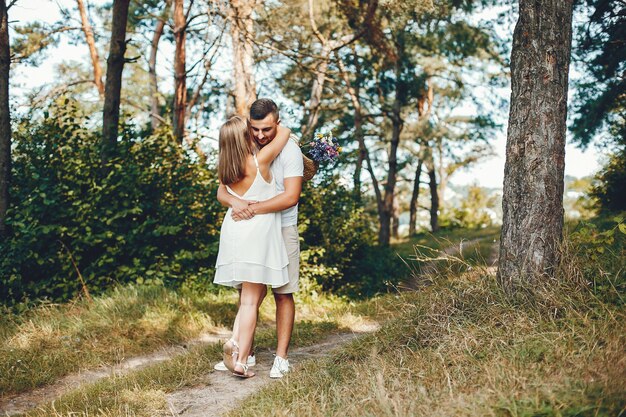 Lindo casal passa o tempo em um parque de verão