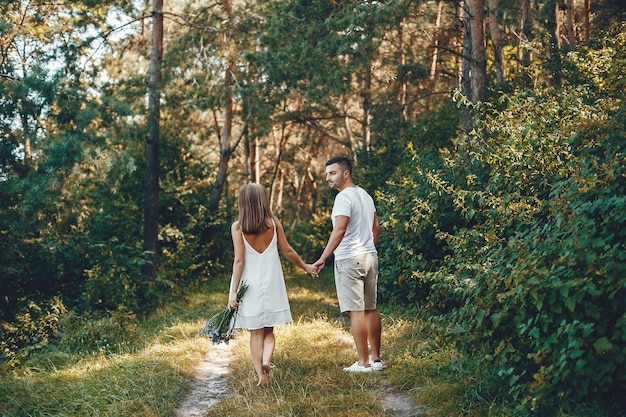 Lindo casal passa o tempo em um parque de verão