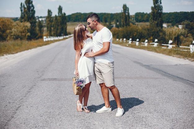 Lindo casal passa o tempo em um parque de verão