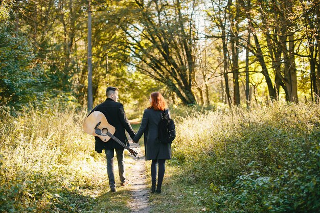 Lindo casal passa o tempo em um parque de verão