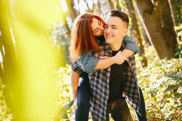 Lindo casal passa o tempo em um parque de verão