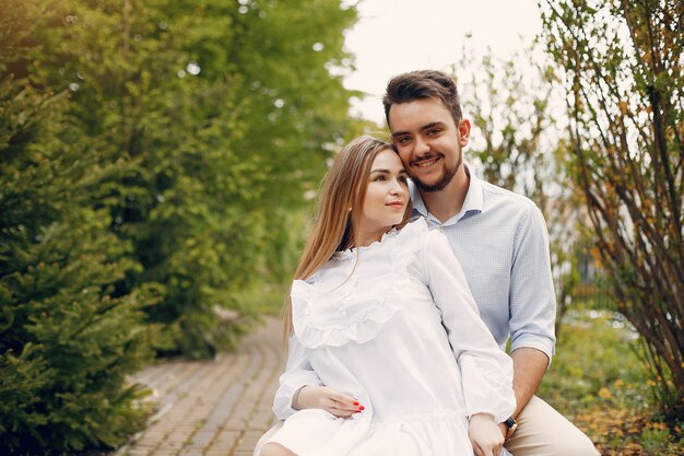 Lindo casal passa o tempo em um parque de verão