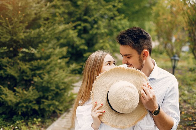 Lindo casal passa o tempo em um parque de verão