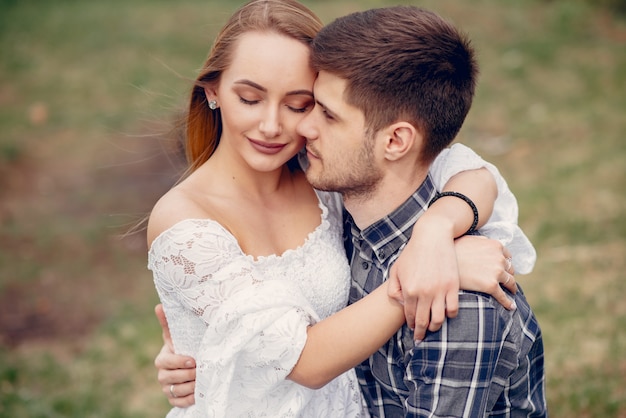 Lindo casal passa o tempo em um parque de verão