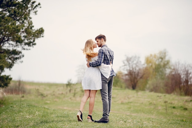 Lindo casal passa o tempo em um parque de verão