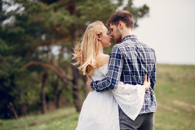 Lindo casal passa o tempo em um parque de verão