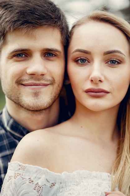 Lindo casal passa o tempo em um parque de verão