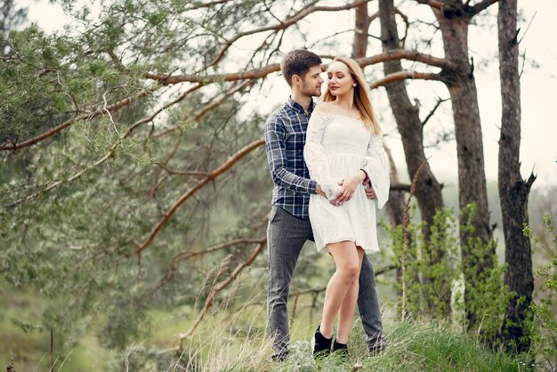 Lindo casal passa o tempo em um parque de verão