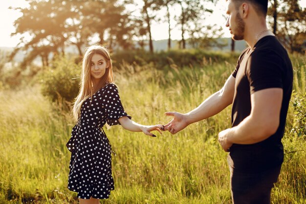 Lindo casal passa o tempo em um parque de verão