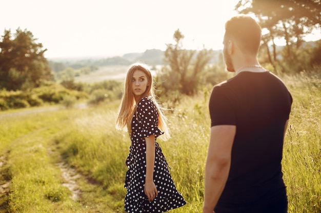 Foto grátis lindo casal passa o tempo em um parque de verão