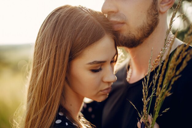 Lindo casal passa o tempo em um parque de verão