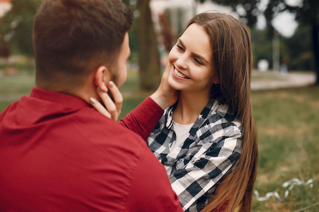 Lindo casal passa o tempo em um parque de verão