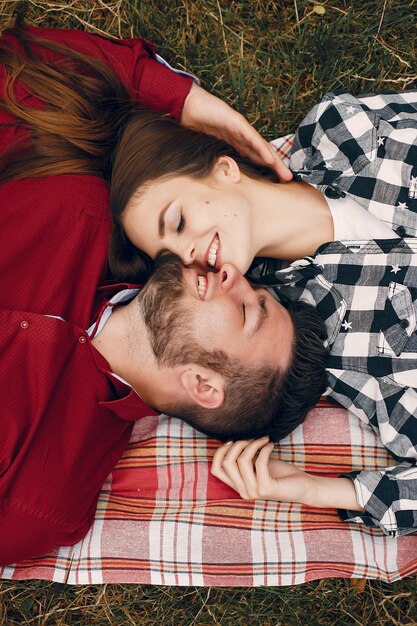 Lindo casal passa o tempo em um parque de verão