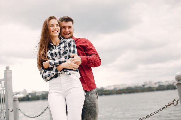 Lindo casal passa o tempo em um parque de verão