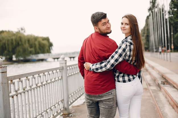 Lindo casal passa o tempo em um parque de verão