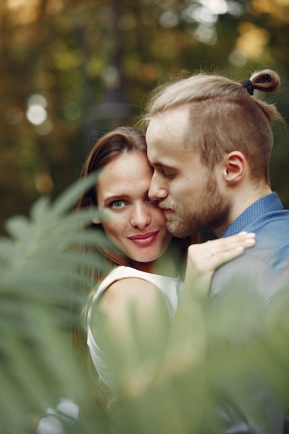 Lindo casal passa o tempo em um parque de verão