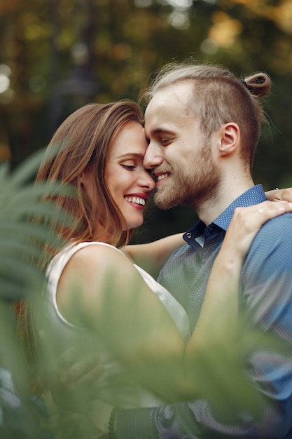 Lindo casal passa o tempo em um parque de verão