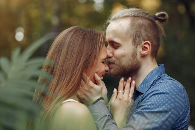 Lindo casal passa o tempo em um parque de verão