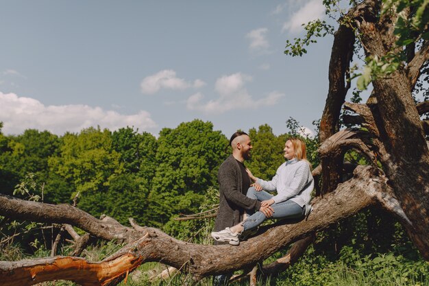 Lindo casal passa o tempo em um parque de verão