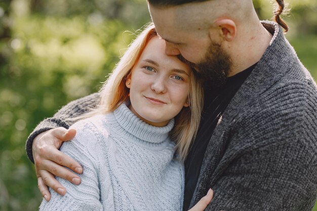 Lindo casal passa o tempo em um parque de verão