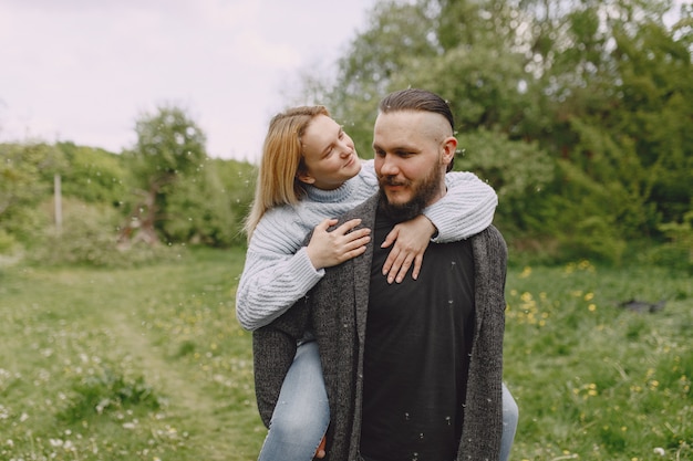 Lindo casal passa o tempo em um parque de verão