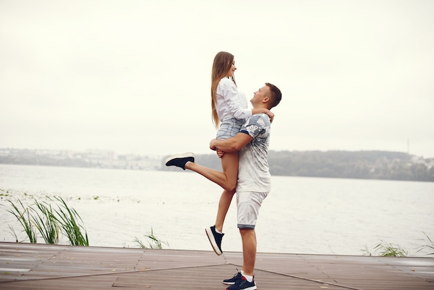 Lindo casal passa o tempo em um parque nublado outono