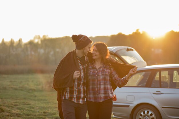 Lindo casal passa o tempo em um parque por do sol