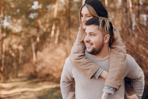 Lindo casal passa o tempo em um parque