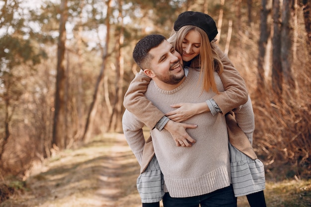 Lindo casal passa o tempo em um parque