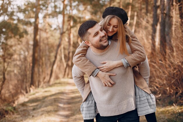 Lindo casal passa o tempo em um parque