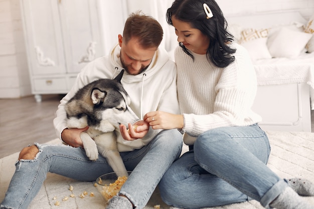 Foto grátis lindo casal passa o tempo em um quarto